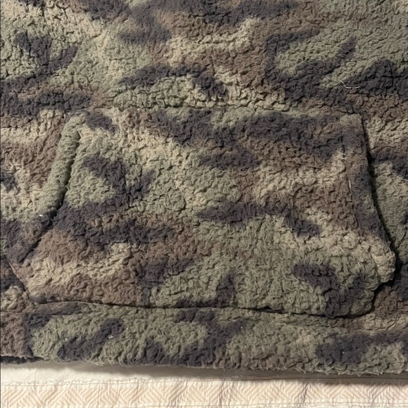 American Eagle Outfitters Women’s Camouflage Zip-Up Fleece - Picture 4 of 5